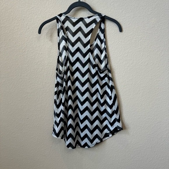 H&M Conscious Black and White Chevron Top - Picture 2 of 5